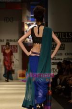 Model walks the ramp for Niki Mahajan show on Wills Lifestyle India Fashion Week 2011-Day 4 in Delhi on 9th April 2011 (94).JPG